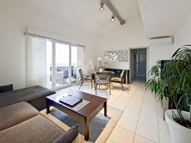 Obývací pokoj; dlažba, přirozené světlo, moderní styl