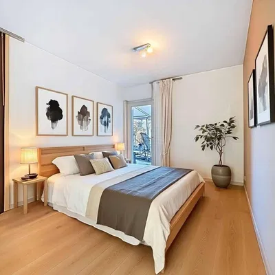 Yatak odası; ahşap zemin, doğal ışık, modern stil