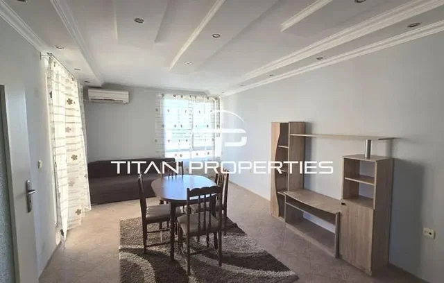 Oturma odası; fayans zemin, doğal ışık