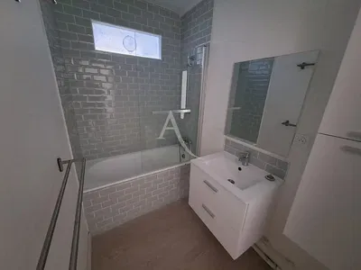 Banyo; fayans zemin, tadilatlı, doğal ışık, modern stil