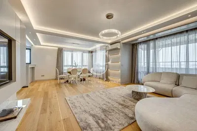 Obývací pokoj; přirozené světlo, dřevěná podlaha, moderní styl