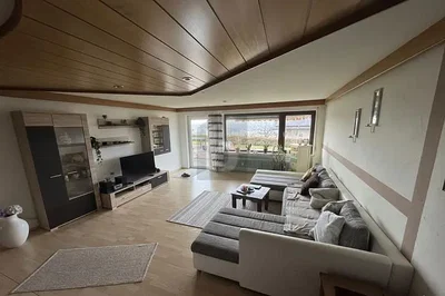 Obývací pokoj; přirozené světlo, dřevěné trámy, moderní styl