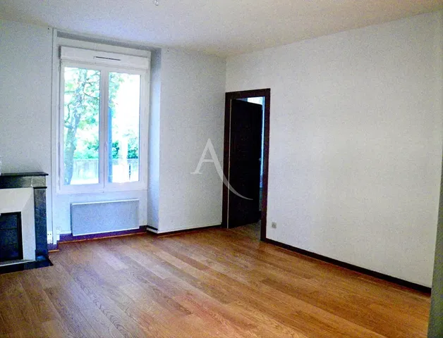 Salon; parquet, cheminée, lumière naturelle, vue