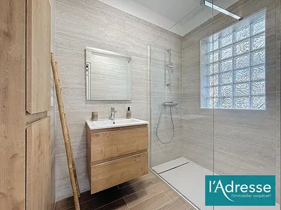 Banyo; fayans zemin, tadilatlı, doğal ışık