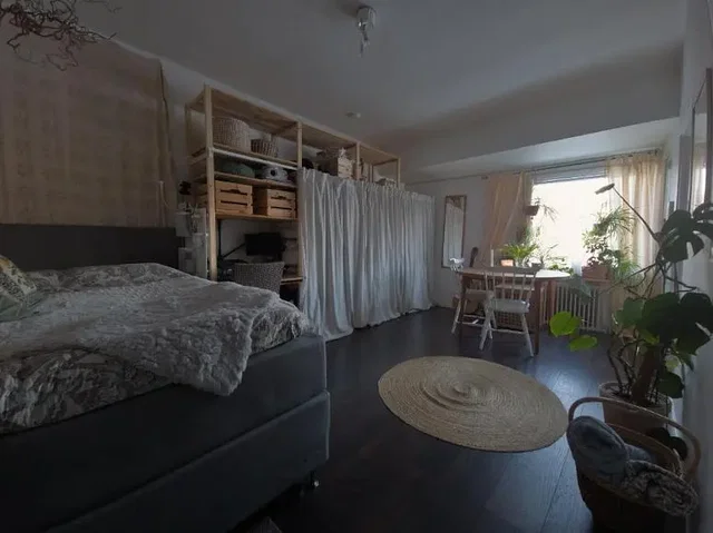 Schlafzimmer; tageslicht, holzboden