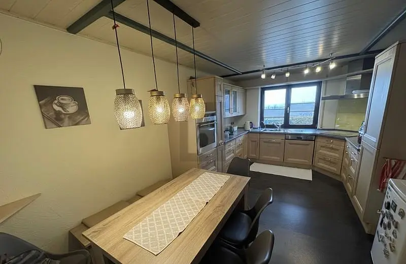 Kuchyně; dřevěná podlaha, přirozené světlo, moderní styl