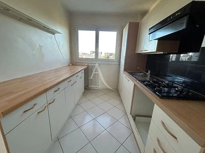 Mutfak; mutfak aletleri, fayans zemin, doğal ışık, tadilatlı