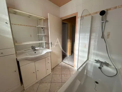 Banyo; fayans zemin, doğal ışık, tadilat gerekiyor