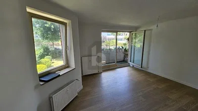 Wohnzimmer; blick, holzboden, tageslicht