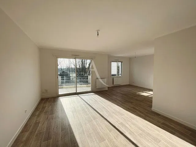 Σαλόνι; φυσικό φως, πλακάκια, θέα