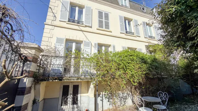 Maison et environs; lumière naturelle