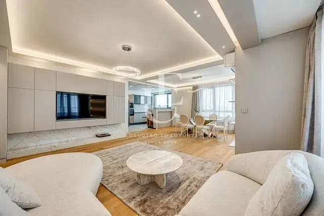Oturma odası; doğal ışık, modern stil, ahşap zemin