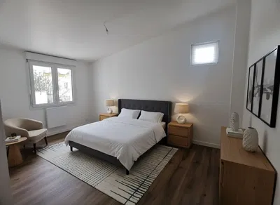 Yatak odası; doğal ışık, ahşap zemin