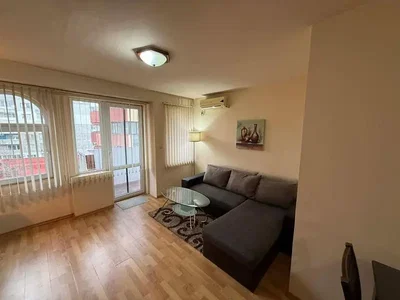 Oturma odası; doğal ışık, ahşap zemin, modern stil, manzara