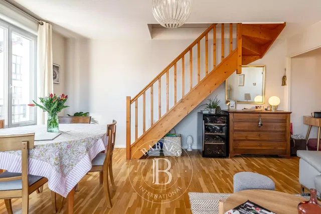 Woonkamer; houten vloer, natuurlijk licht, moderne stijl