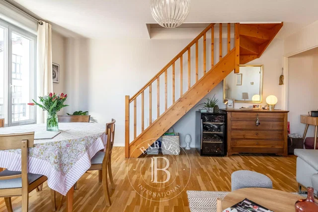 Living room; wood floor, natural light, modern style