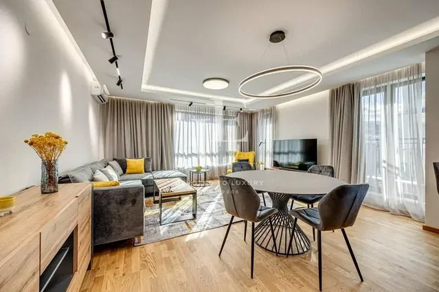 Soggiorno; luce naturale, pavimento in legno, stile moderno