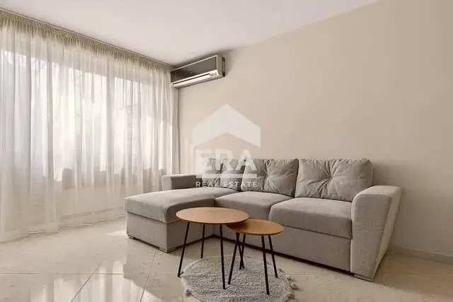 Oturma odası; doğal ışık, fayans zemin, modern stil