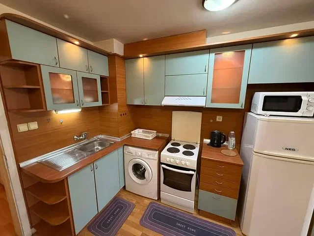 Mutfak; mutfak aletleri, ahşap zemin