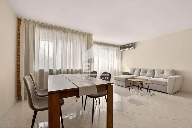 Oturma odası; fayans zemin, doğal ışık