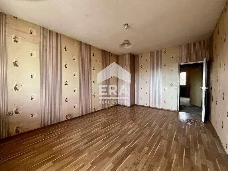 Oturma odası; ahşap zemin, tadilat gerekiyor, doğal ışık