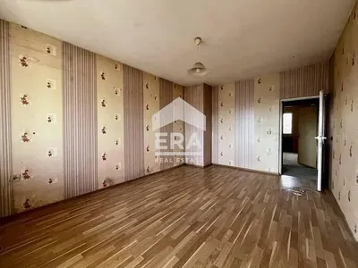 Oturma odası; ahşap zemin, tadilat gerekiyor, doğal ışık