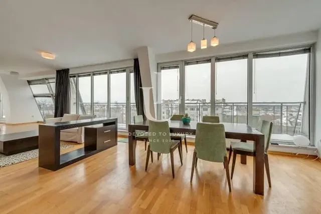 Oturma odası; manzara, ahşap zemin, doğal ışık, modern stil