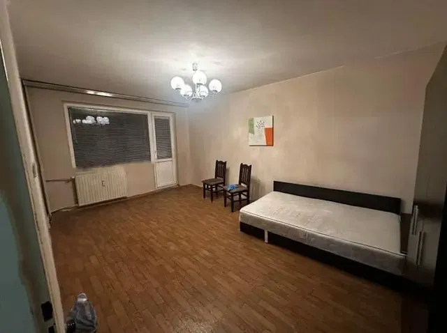 Yatak odası; ahşap zemin, doğal ışık