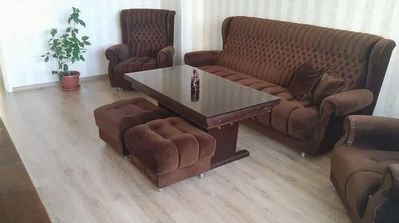 Soggiorno; pavimento in legno, luce naturale, stile rustico