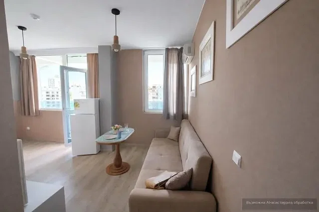 Oturma odası; manzara, ahşap zemin, doğal ışık, modern stil