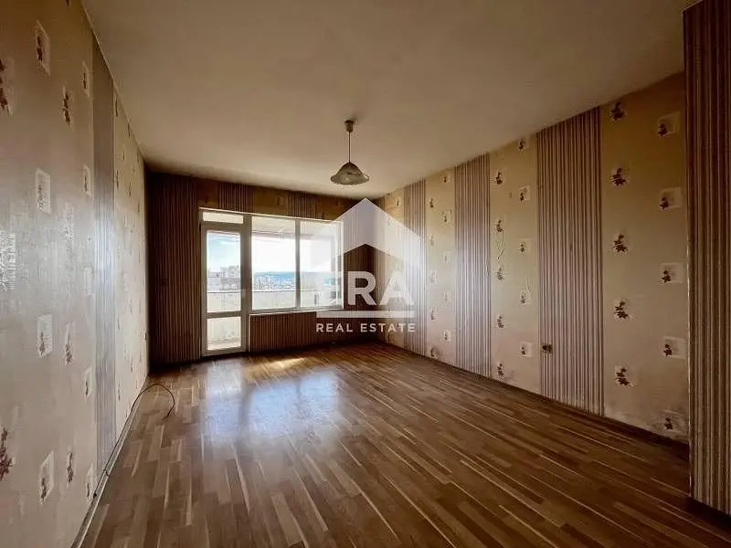 Oturma odası; ahşap zemin, doğal ışık, manzara