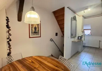 Yemek odası; ahşap zemin, rustik stil, doğal ışık