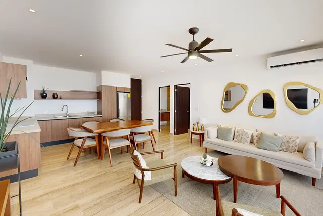 Sala de estar; luz natural, estilo moderno, chão de madeira