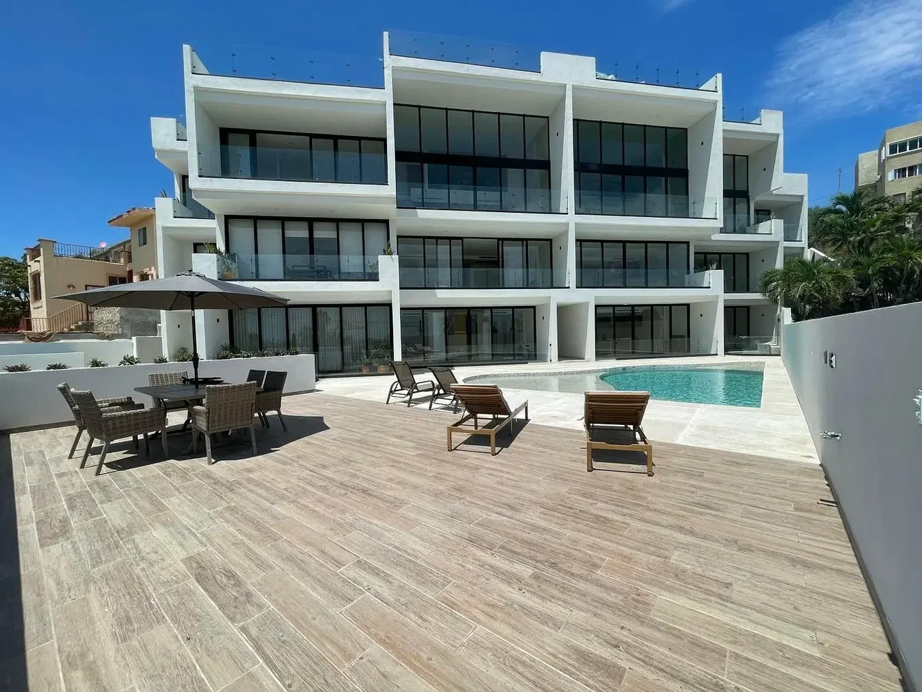 Terrasse; vue, carrelage, lumière naturelle
