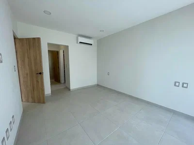 Chambre; carrelage, lumière naturelle