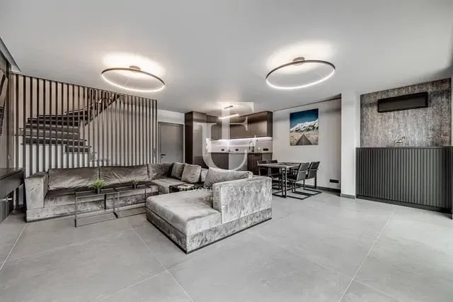 Oturma odası; doğal ışık, modern stil, fayans zemin