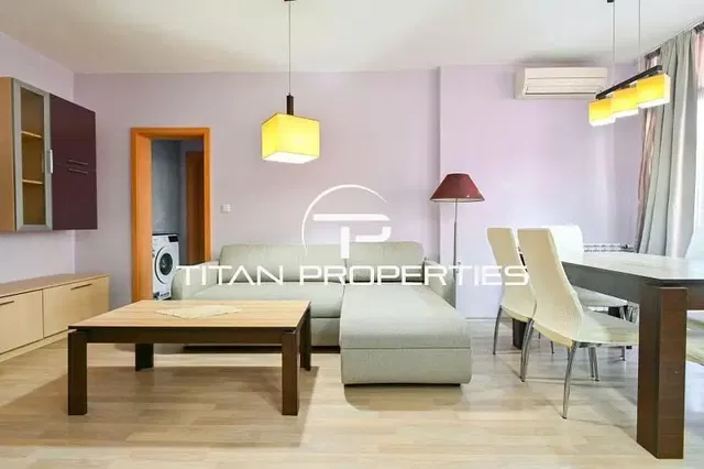 Oturma odası; ahşap zemin, doğal ışık, modern stil