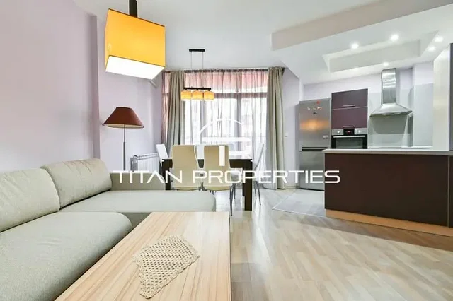 Oturma odası; manzara, mutfak aletleri, doğal ışık, modern stil, ahşap zemin