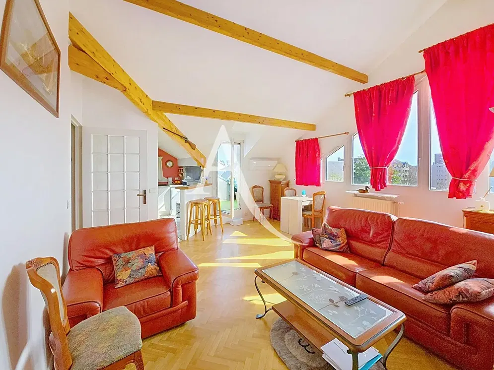 Oturma odası; ahşap kirişler, doğal ışık, modern stil