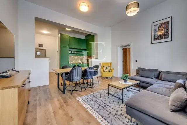 Wohnzimmer; tageslicht, moderner stil, holzboden