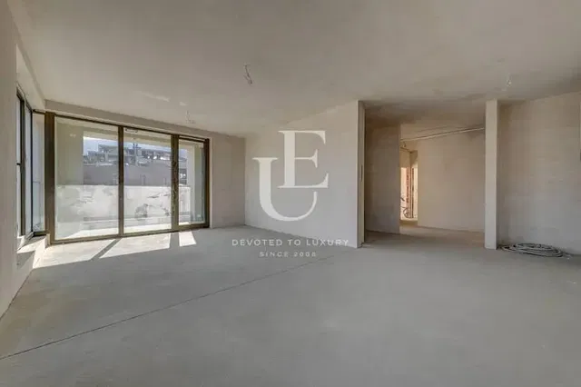 Salón; luz natural, necesita renovación