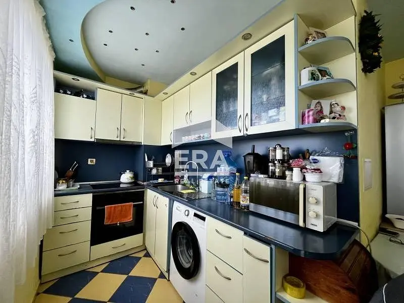 Cucina; elettrodomestici, pavimento in piastrelle