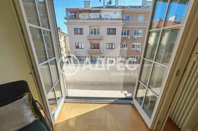 Balkon; výhled, dřevěná podlaha, přirozené světlo