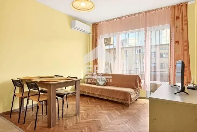 Σαλόνι; φυσικό φως, ξύλινο πάτωμα