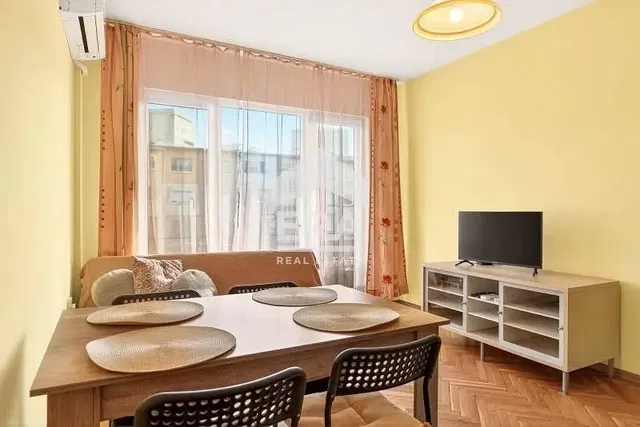 Σαλόνι; ξύλινο πάτωμα, φυσικό φως, μοντέρνο στυλ