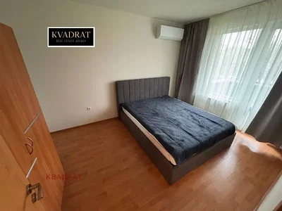 Spavaća soba; drveni pod, prirodno svjetlo, moderni stil