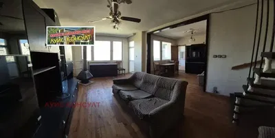 Дневна соба; дрвени под, природно светло