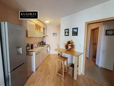 Kuchyně; kuchyňské spotřebiče, dřevěná podlaha, přirozené světlo, moderní styl