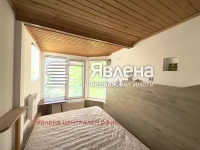 Ložnice; přirozené světlo, dřevěné trámy, dřevěná podlaha