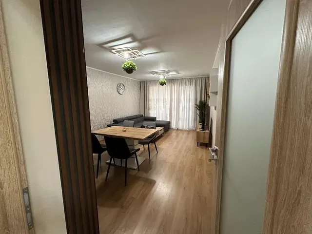 Salon; podłoga drewniana, światło dzienne